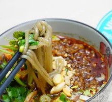 Clear Soup with Pickled Cabbage and Noodles