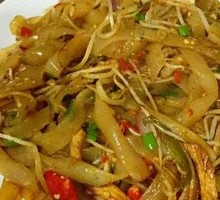 Pickled Pepper Beef Stir-Fried Rice Noodles