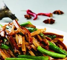 Stir-Fried Pork Shreds with Tofu Skin and Leeks