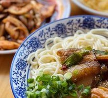 Dry-Mixed Spicy Pork Noodles