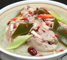 Pig Trotter Soup with Herbal Ingredients