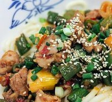 Dry-Fried Chicken Leg Noodles with Green Pepper