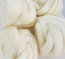 Flower-shaped steamed bun