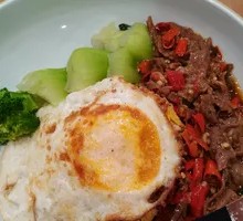 Spicy Stir-Fried Yellow Beef Rice Bowl
