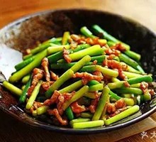 Garlic Shoots with Shredded Pork