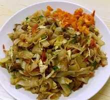 Stir-fried Rice Noodles with Egg and Shredded Pork