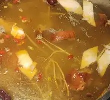 Sour Radish Duck Frame Pot