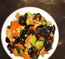 Cucumber and Black Mushroom with Pork Slices