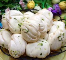 Flower-shaped steamed bun