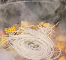 东北铁锅炖排骨鸡锅