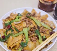 Chicken Stir-fried with Wide Noodles