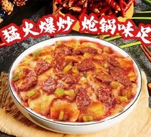 Stir-fried beef with wide rice noodles
