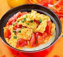 Tomato and Egg Fried Rice with Crispy Rice Crackers