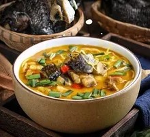 Golden Soup Noodles with Egg Strips