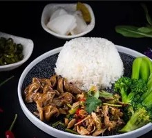 Pork Shank with Shredded Chicken