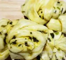 Flower-shaped steamed bun