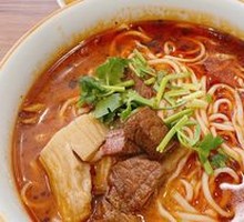 Flower-pattern Beef Noodles