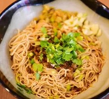 Dry-Mixed Spicy Pork Noodles