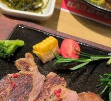 Golden Thick-Cut Red Pepper Sirloin Steak