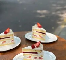 Vanilla Raspberry Cream Cake