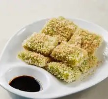 Hand-Beaten Wild Vegetable Glutinous Rice Dumplings