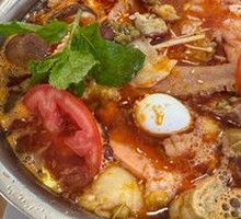 Sour Soup Hot Pot with Three Delicacies