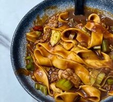 Stir-fried beef with wide rice noodles