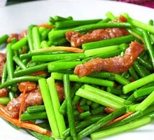 Garlic Shoots with Shredded Pork