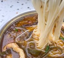 Sour Cabbage and Tender Meat Noodles