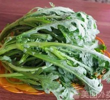 Chinese chrysanthemum greens