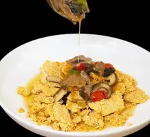 Crispy Rice with Beef Strips