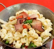 Spicy腊 Meat and Cauliflower in Dry Pot