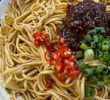 Dry-Mixed Beef Noodles with Fresh Chili