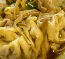 Spicy and Sour Beef Offal Dry Noodles with Pork Dumplings