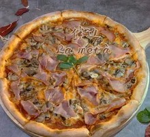 Prague Ham Pizza