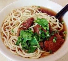 Beef Héluò Noodles