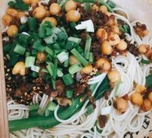 Pea and Meat Sauce Rice Noodles