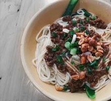 Dry Tossed Noodles with Pork Sauce