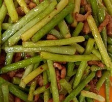 Garlic Shoots with Shredded Pork