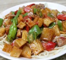 土豆烧牛肉盖浇面