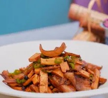 Green Pepper Braised Tofu with Soy Sauce Stir-fried Pork