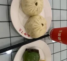 Steamed Pork Buns with Sauce