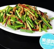 Garlic Shoots with Shredded Pork