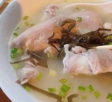 Pig Trotter Soup with Herbal Ingredients