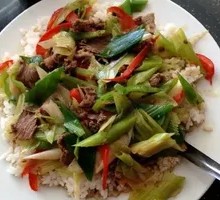 Scallion Stir-Fried Beef Rice Bowl