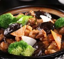 Braised Chicken with Mushrooms in Clay Pot Rice