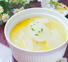Pork Knuckle and Radish Soup