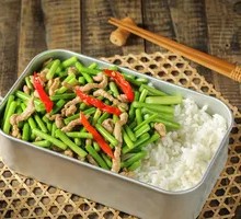 蒜薹肉丝盖饭
