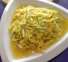 Stir-fried Eggs with Leek Flowers