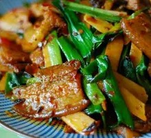 Stir-fried Pork with Garlic Shoots